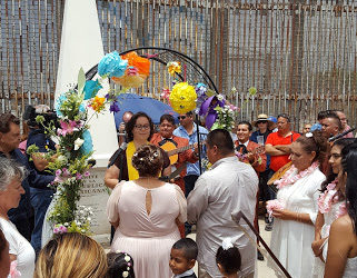 Boda en el borde: una celebración de amor sin fronteras